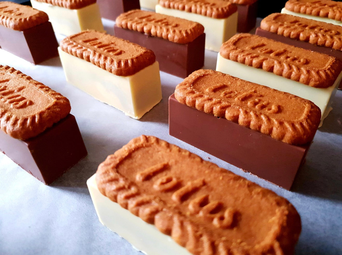 4 x Biscoff Chocolate Bars: Lotus Biscuit indulgence